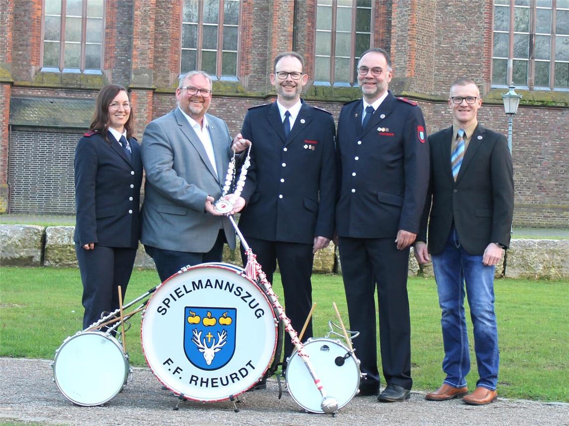Freuen sich auf die Pfingstkirmes in Rheurdt: (v.l.n.r.) Adjutantin Carina Kuse, Bürgermeister Dirk Ketelaers, Festkettenträger Gerd Hoeps, Adjutant Dirk Tremöhlen und der 1. Vorsitzende der Vereinsgemeinschaft, Matthias Rickers.Foto: privat
