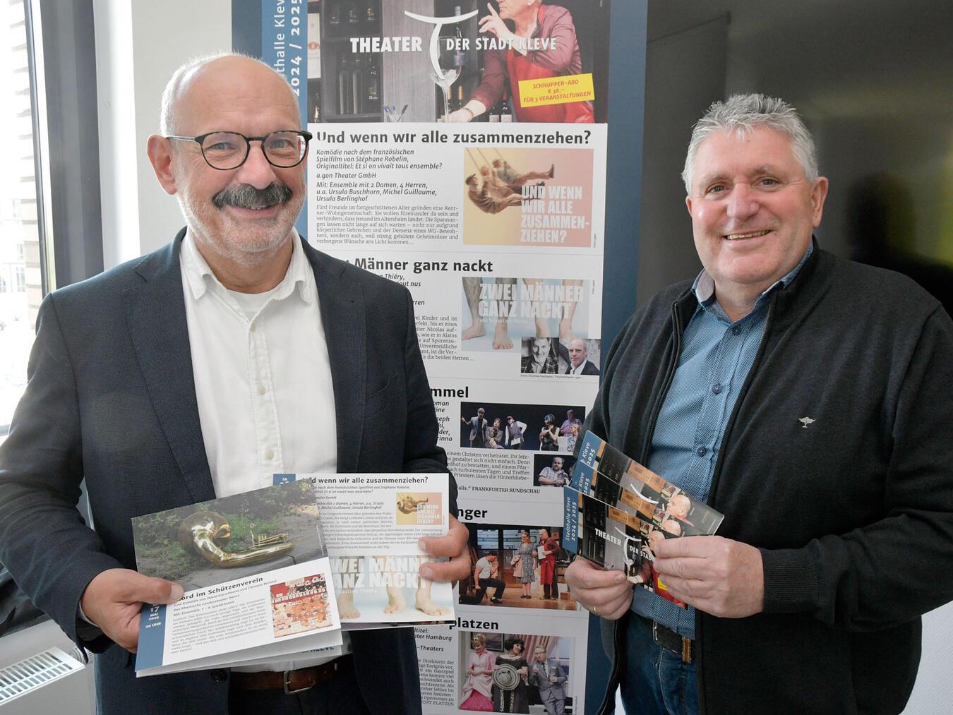 Freuen sich auf die Theaterspielzeit: Bürgermeister Wolfgang Gebing und Stephan Derks vom städtischen Kulturamt.NN-Foto: Rüdiger Dehnen