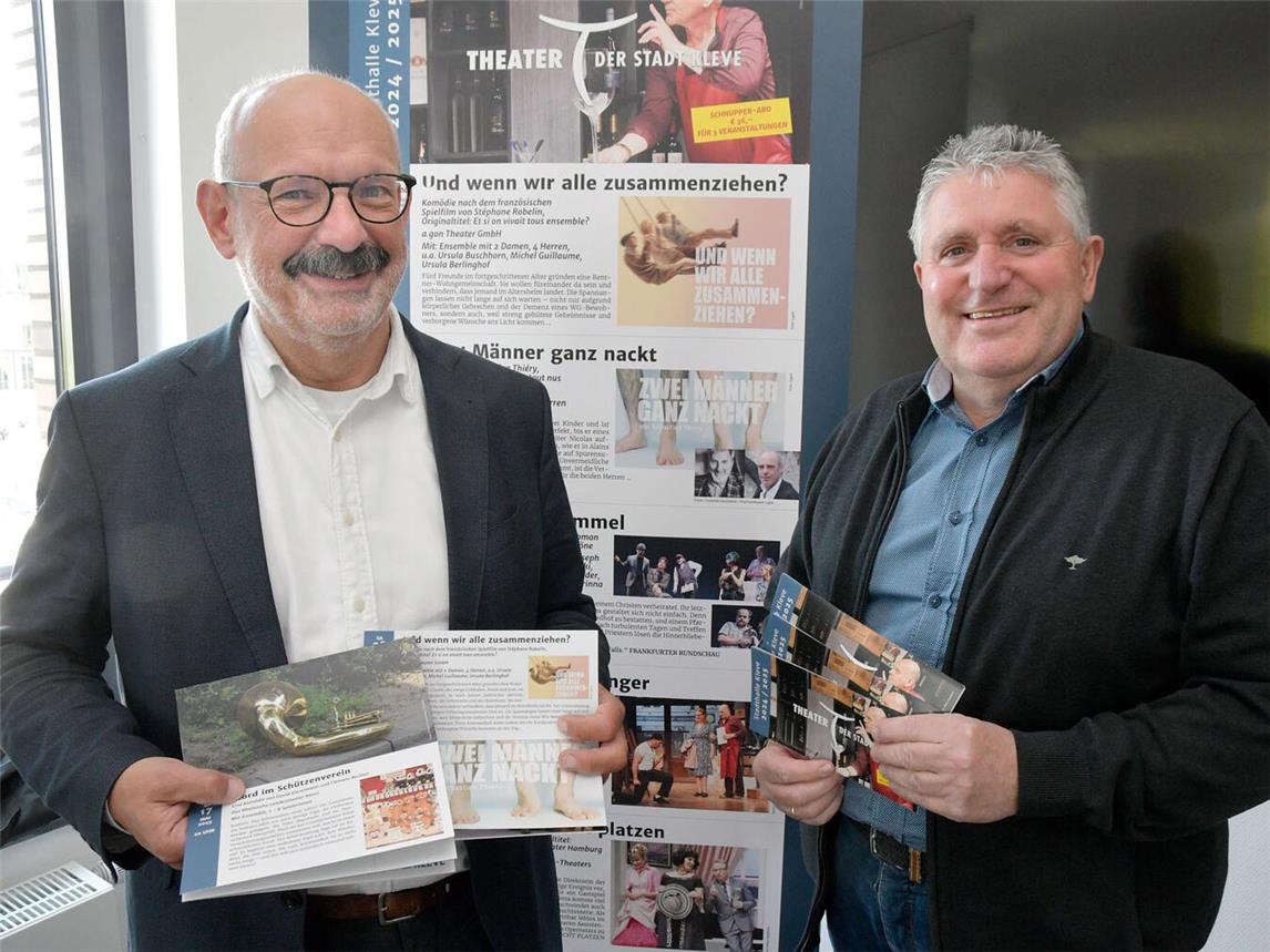 Freuen sich auf die Theaterspielzeit: Bürgermeister Wolfgang Gebing und Stephan Derks vom städtischen Kulturamt.NN-Foto: Rüdiger Dehnen