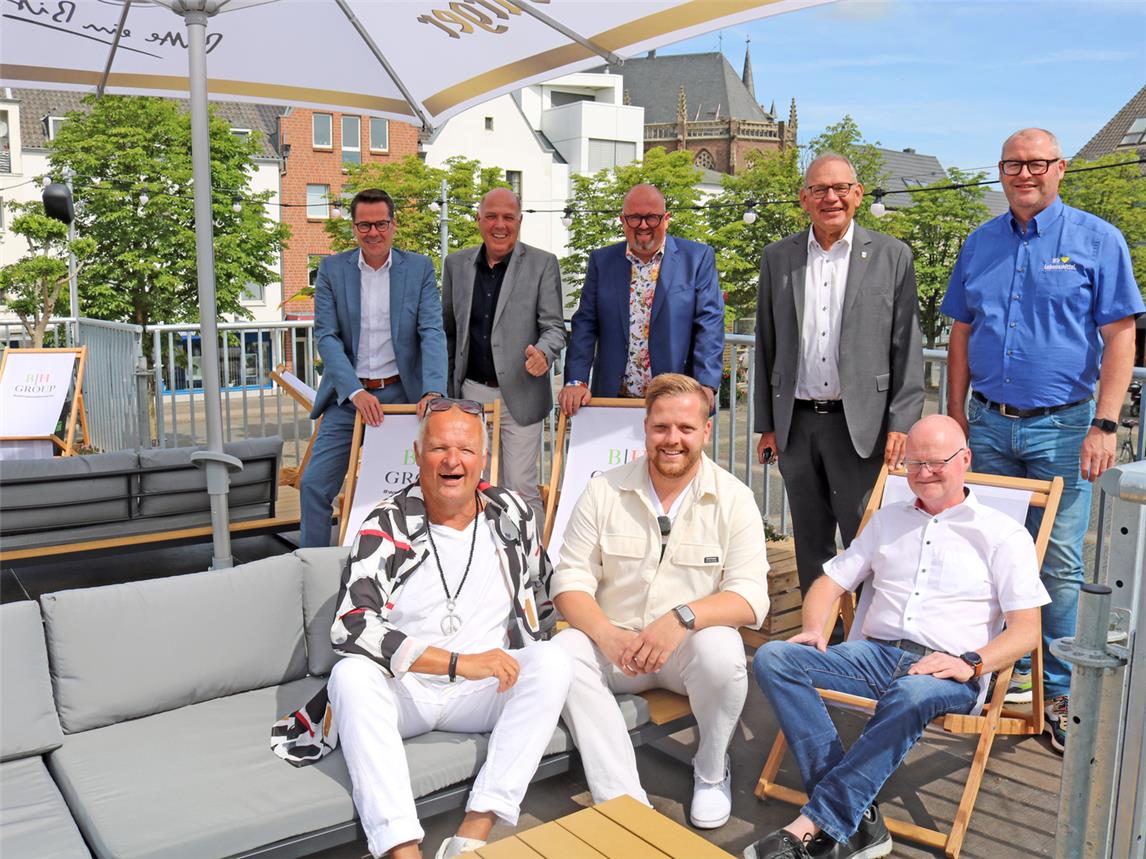 Freuen sich auf die Veranstaltung (hinten, vl): Carsten Ostendorf (Sparkasse Rhein-Maas), Heinz Arntz (RZK-Geschäftsführer), Carlo Marks (Stadtwerke Geschäftsführer), Bürgermeister Ulrich Knickrehm, Christian Kusenberg (Edeka Kusenberg); vorne (vl): Entertainer Willi Girmes, Dennis Heinen (B & H Group) und Frank Bömler (RZK-Vorsitzender). NN-Foto: CDS
