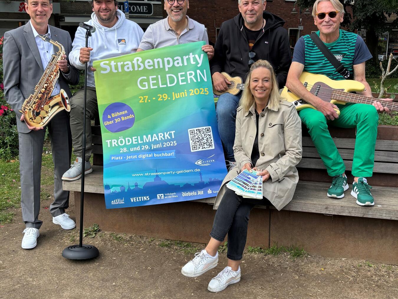 Freuen sich auf drei Tage voller Musik und Spaß (v.l.): Markus Bexte (Volksbank an der Niers), Benedikt May (Waldfreibad Geldern), Rainer Niersmann (Stadt Geldern), Stefan Deckers und Willi Teloo (beide CulturKreis Gelderland) sowie Chantal Kapral (Sizzle Bar). NN-Foto: CDS