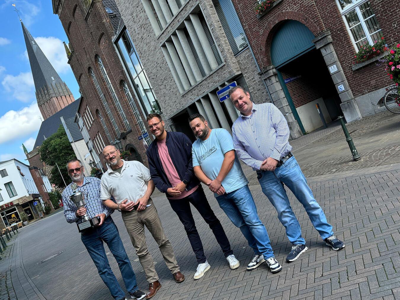 Freuen sich auf ein schwungvolles Kirmeswochenende in Goch (v. l.): Erich Koepp, Vorsitzender des Schützenvereins Nierswalde, mit seinem Stellvertreter Uli Junken, Michael Sibben (Ordnungsamt Stadt Goch) sowie Mark Eul und David Thommessen vom Schaustellerverband Kleve-Geldern. Foto: Stadt Goch/Torsten Matenaers