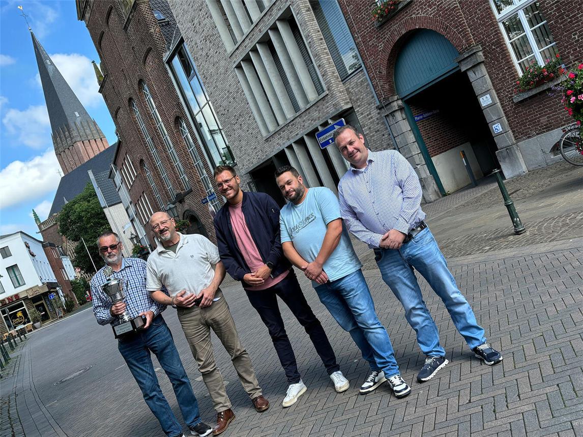 Freuen sich auf ein schwungvolles Kirmeswochenende in Goch (v. l.): Erich Koepp, Vorsitzender des Schützenvereins Nierswalde, mit seinem Stellvertreter Uli Junken, Michael Sibben (Ordnungsamt Stadt Goch) sowie Mark Eul und David Thommessen vom Schaustellerverband Kleve-Geldern. Foto: Stadt Goch/Torsten Matenaers