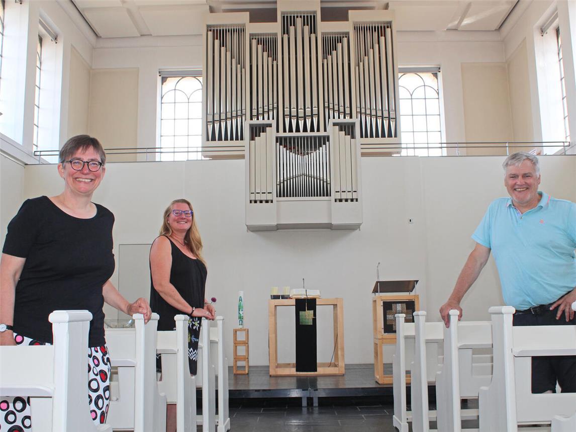 Freuen sich auf eine schöne Feier: (v.l.) Pfarrerin Susanne Kock, Förderverein-Vorsitzende Angela Richter und Manfred Mielke (Pfarrer im Ruhestand). Sie gehören zum sechsköpfigen Vorbereitungsteam.NN-Fotos: Thomas Langer
