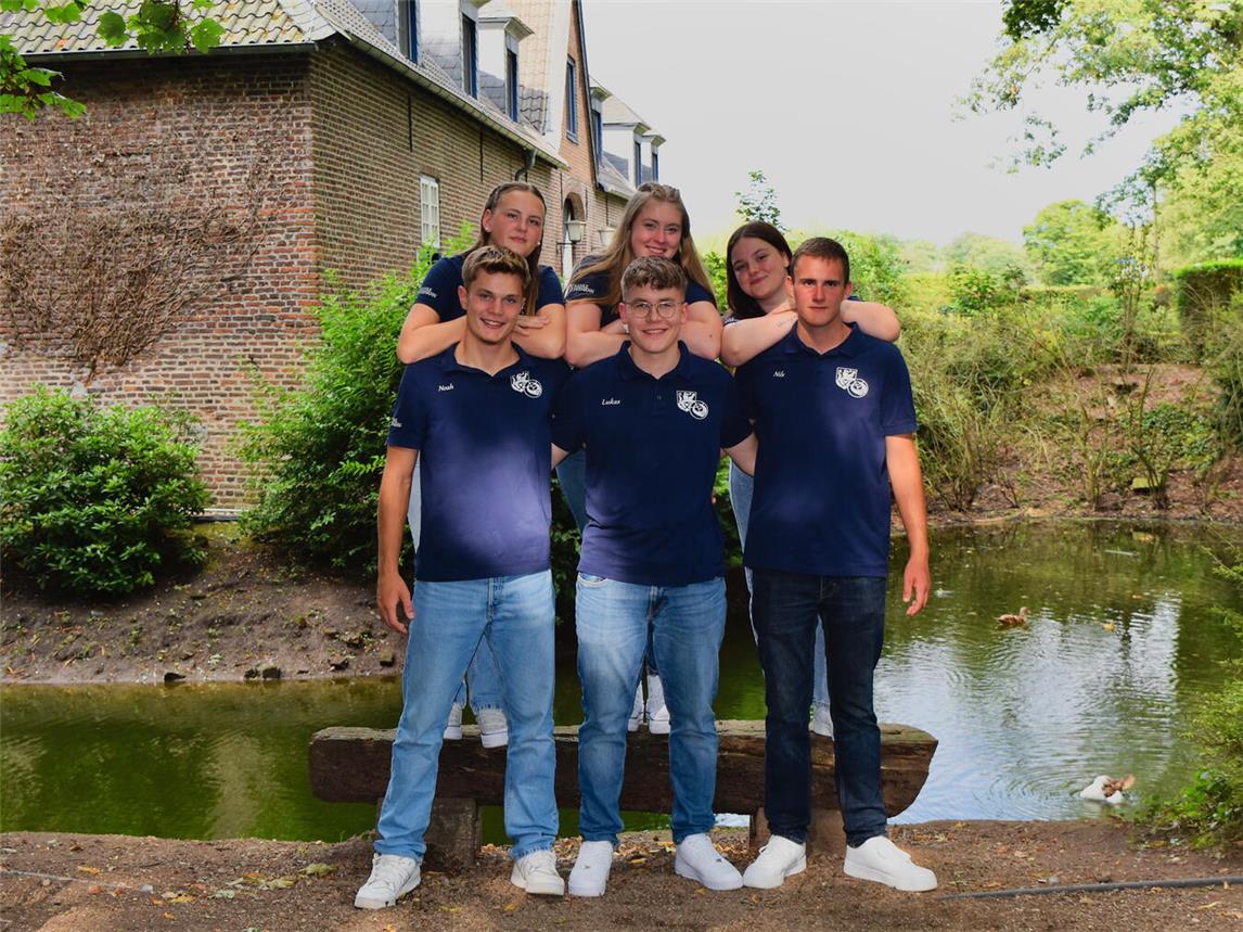 Freuen sich auf eine schöne Schützenfestwoche: (v.l.): das Ministerpaar Noah Weber mit Mia Schoonhoven, das Königspaar Lukas Hoogen mit Marie Möllemann und das zweite Ministerpaar Nils Meuwesen mit Merle Koppers. Foto: privat