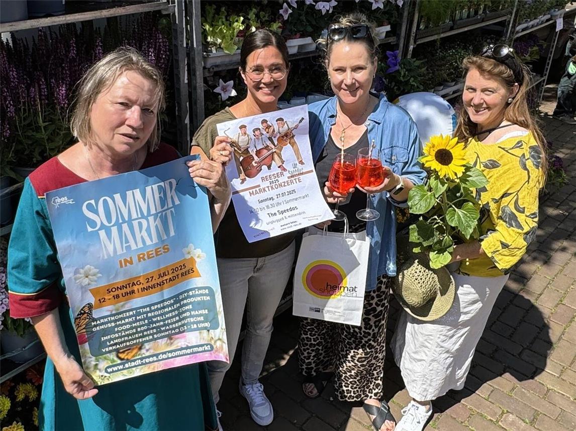 Freuen sich auf einen kunterbunten Sommermarkt mit Marktkonzert und verkaufsoffenen Sonntag in Rees: (v. r.) Wirtschaftsförderin Sandra Kimm-Hamacher, Annette Kook, (Stadtmarketing), Jana Weiss (Kultur), und Caroline Weber (Touristeninformation, alle Stadt Rees). Foto: Stadt Rees