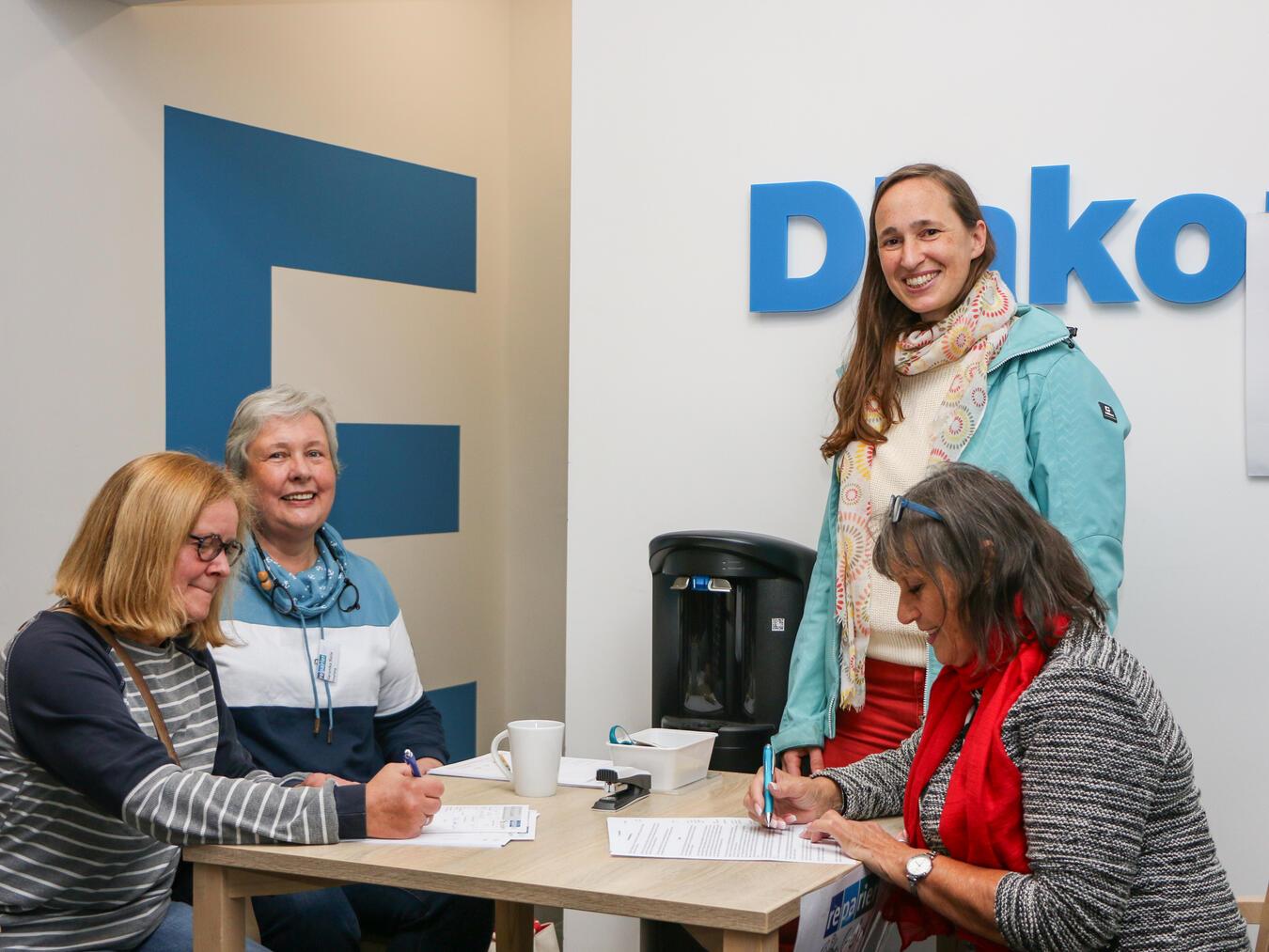 Freuen sich auf neue helfende Hände: Veronika Reile (2.v.l.) von der Reparierbar und Regina Matzke (3.v.l.) vom Freiwilligen-Zentrum Gelderland. Foto: Caritasverband Geldern-Kevelaer