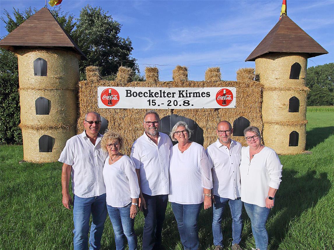 Freuen sich auf schöne Kirmestage: (v. l.) Ministerpaar Norbert und Annegret Kempkens, Königspaar Heiner und Renate Janßen, Ministerpaar Andreas und Elke Willems.NN-Foto: Theo Leie