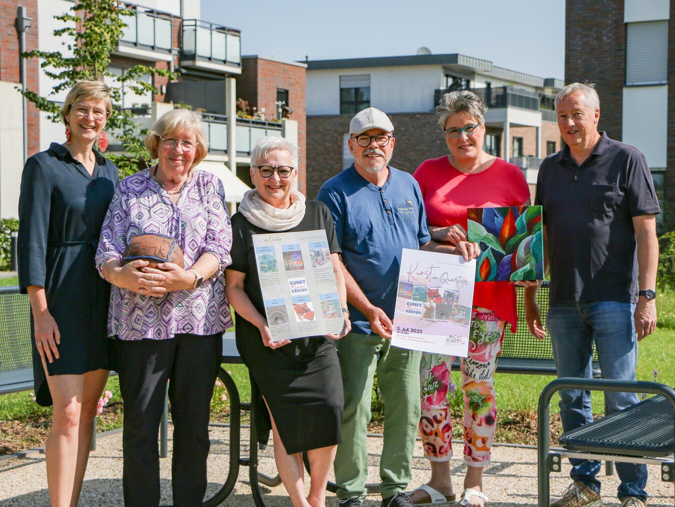 Freuen sich auf viele Begegnungen im neuen Quartiersgarten (v.l): Quartiersmanagerin Sabrina Klink sowie die Künstler Angelika Massenkeil, Conny Kranen, Siegfried Lambert, Claudia Wiegleb und Axel Möller. Foto: Caritasverband Geldern-Kevelaer