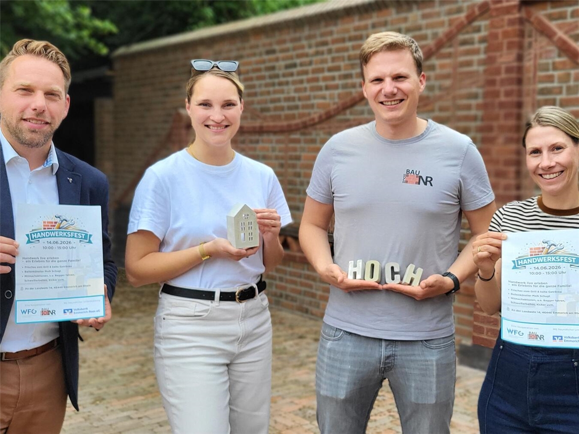 "Vier Personen lächeln beim ersten Handwerksfest in Emmerich, freuen sich auf Besucher"