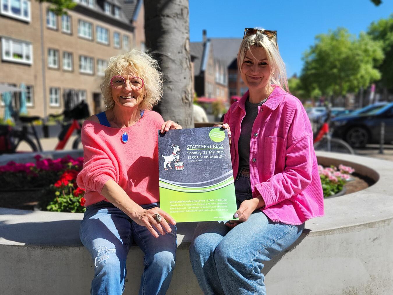 Freuen sich auf viele Besucher morgen zum Stadtfest in Rees: Renate Bartmann (l.) und Anika Nobel, die neue Vorsitzende der RWG. NN-Foto: MB