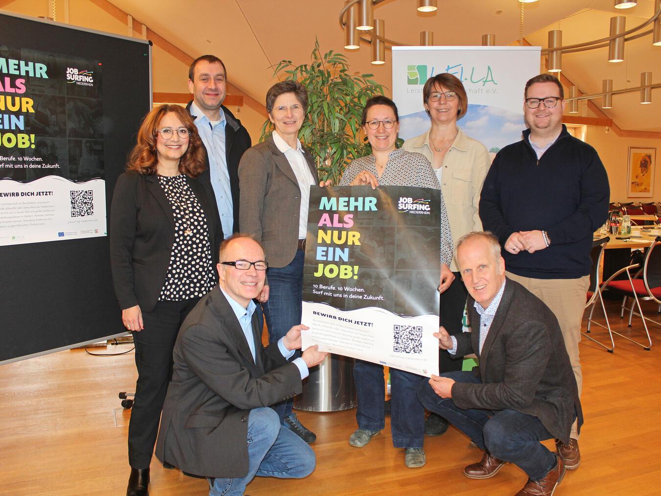 Freuen sich auf viele Bewerbungen: (unten v.l.) Frank Wöbbeking, Uwe Bons, (oben v.l.) Wulla Malliaridou, Tobias Nelke, Dr. Anke Schirocki, Anne van Rennings, Ute Neu und Lucas van Stephoudt.NN-Foto: Thomas Langer