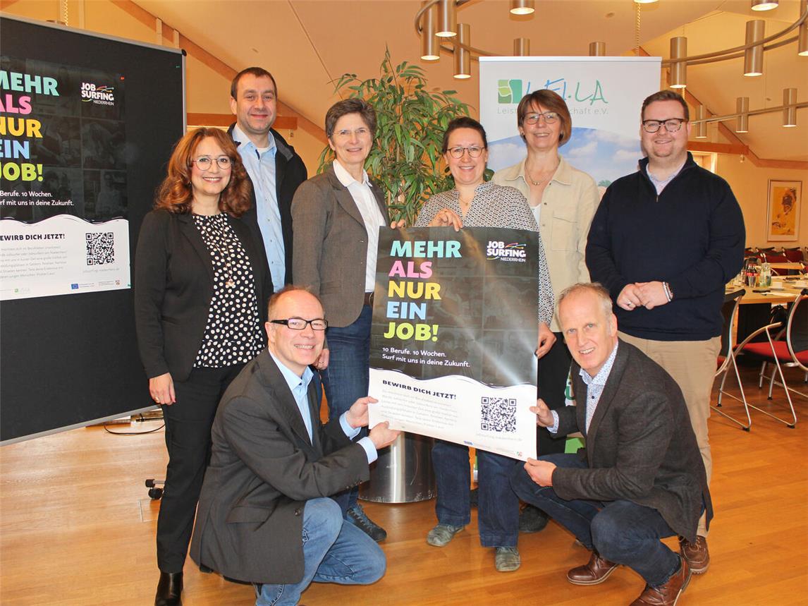 Freuen sich auf viele Bewerbungen: (unten v.l.) Frank Wöbbeking, Uwe Bons, (oben v.l.) Wulla Malliaridou, Tobias Nelke, Dr. Anke Schirocki, Anne van Rennings, Ute Neu und Lucas van Stephoudt.NN-Foto: Thomas Langer