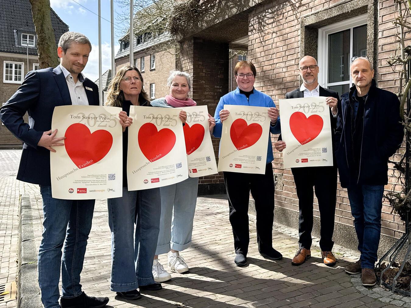 •Freuen sich auf viele Teilnehmer zum Tom-Sawyer-Wettbewerb (v.l.): Johannes Falkhofen, Carla Gottwein, Silja Böhling-Buhl, Sigrid Mölleken, Dirk Krämer und Christoph Buckstegen. Foto: Stadt Rees