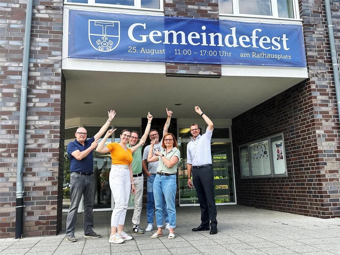 Freuen sich aufs Fest (v.l.): Alfred Derks (Bündnis90/Die Grünen), Kristin Voetmann (Gemeindeverwaltung), Wilhelm van Beek (SPD-Fraktion), Guido Bayer (CDU-Fraktion), Anastasia Kufeld (Gemeindeverwaltung) und Bürgermeister Stephan Reinders. Foto: Gemeinde Bedburg-Hau
