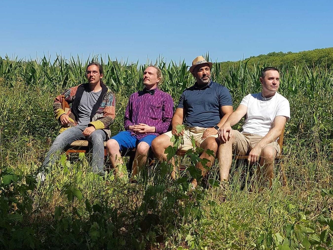 "Vier Männer freuen sich auf Konzert, von links: Noah von Hoch, Timo Mülder, Deniz Kayar, Dmytro Voloshyn, Tipsy Kitty Cats"