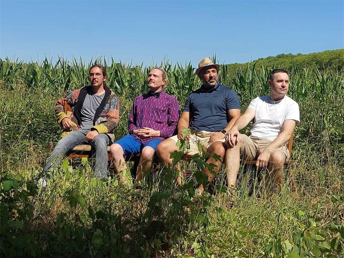 "Vier Männer freuen sich auf Konzert, von links: Noah von Hoch, Timo Mülder, Deniz Kayar, Dmytro Voloshyn, Tipsy Kitty Cats"