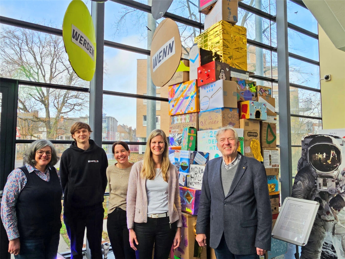 Freuen sich bis Anfang Januar über weitere Besucher des Kinderrechte-Turms: (v.l.): Andrea Joosten, Till Nieke, Jenny Held, Anne Koch und Reimund Sluyterman. NN-Foto: Thomas Langer