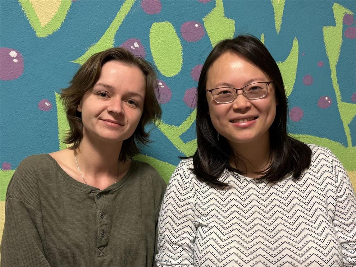 Freuen sich darauf, Kevelaerer Kinder und Jugendliche im Kompass begrüßen zu dürfen: v.l. Rebecca Teigelkamp, Erzieherin im Kompass, und Ben Cui, neue Leiterin Kompass.Foto: © Wallfahrtsstadt Kevelaer