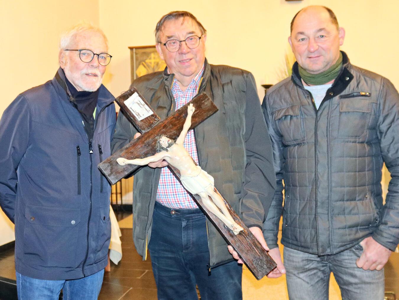 Freuen sich, dass das Kreuz nun einen Platz in der Kapelle bekommt (v. l.): Helmut Maas (letzter Leiter der Landwehrschule), Johannes Verhoeven (Vorsitzender des Heimatvereins Pfalzdorf) und Hans-Peter Janßen (Vorsitzender des Kapellenvereins). NN-Fotos: CDS