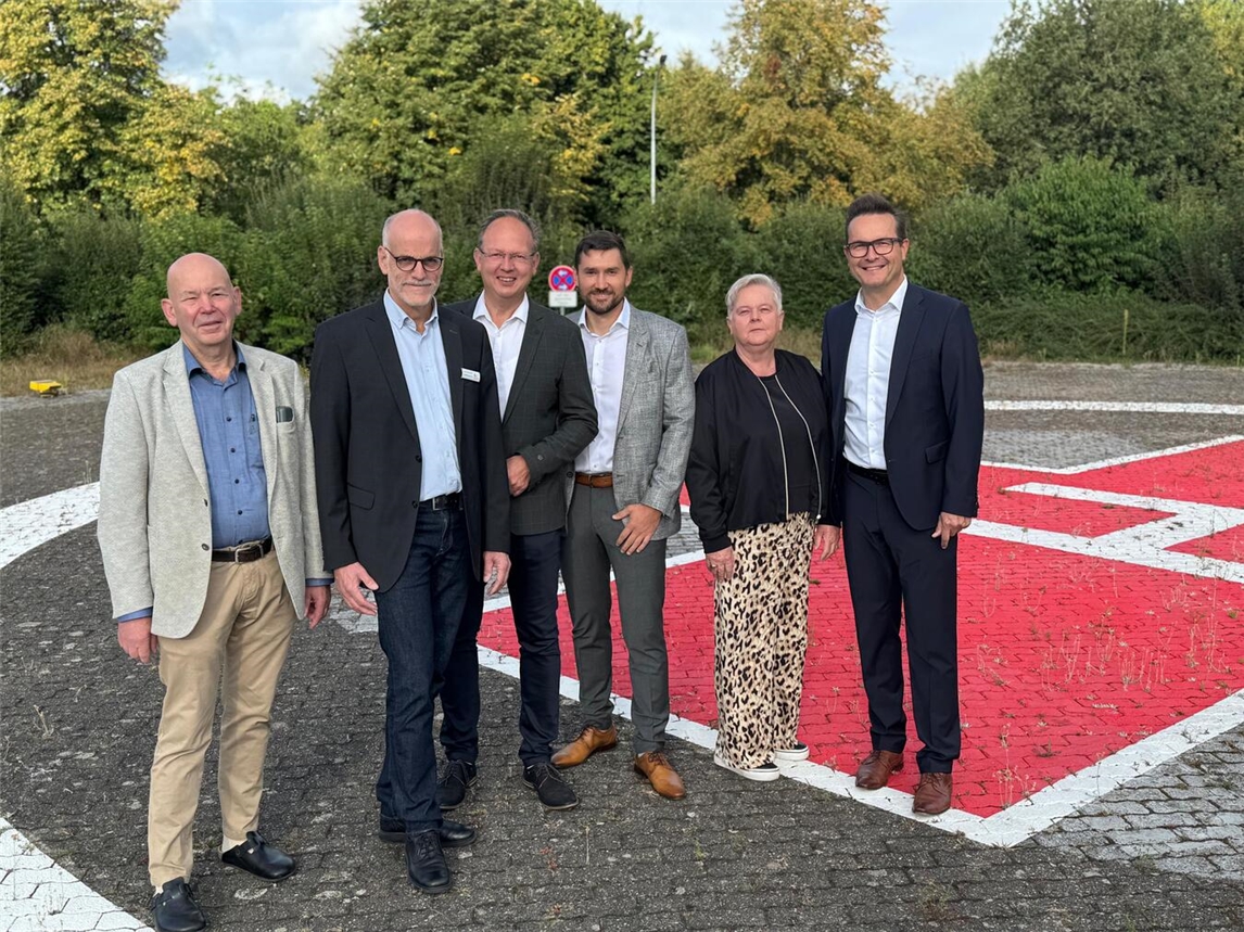 Freuen sich, dass das Projekt nun umgesetzt wird: (v.l.n.r.) Hermann Hengstermann (Vorsitzender des Kuratoriums der Stiftung St.-Clemens-Hospital Geldern), Ludger Broeckmann (Kaufmännischer Direktor des Gesundheitscampus), Markus Grönheim (Beigeordneter und Leiter des Bereichs Jugend und Familie der Stadt Geldern), Arndt Hanßen (Architekt), Marlies van Treeck (Mitglied des Kuratoriums der Stiftung St.-Clemens-Hospital Geldern) und Bürgermeister Sven Kaiser.Fotohinweis: Stadt Geldern/Gossens