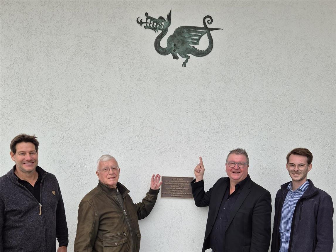 Freuen sich, dass der Drache einen neuen Platz gefunden hat (v.l.): Fachbereichsleiter Jugend, Senioren, Kultur und Tourismus Volker Schoelen, Egon Hünnekens, Bürgermeister Georg Koenen und der Leiter des Büros für Kultur und Tourismus Jonathan Brauer. Foto: Gemeinde Weeze