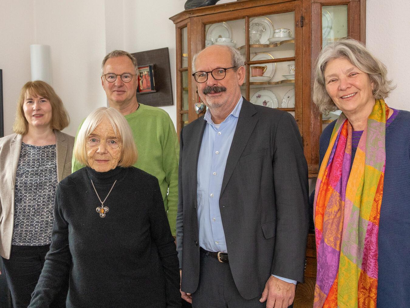 Freuen sich, dass der Nachlass bewahrt wird (v.l.): Katrin Bürgel (Leiterin Stadtarchiv Kleve), Katharina Getlinger-Wessing, Rainer Hoymann (Klevischer Verein), Bürgermeister Wolfgang Gebing und Wiltrud Schnütgen (Klevischer Verein). Foto: Stadt Kleve