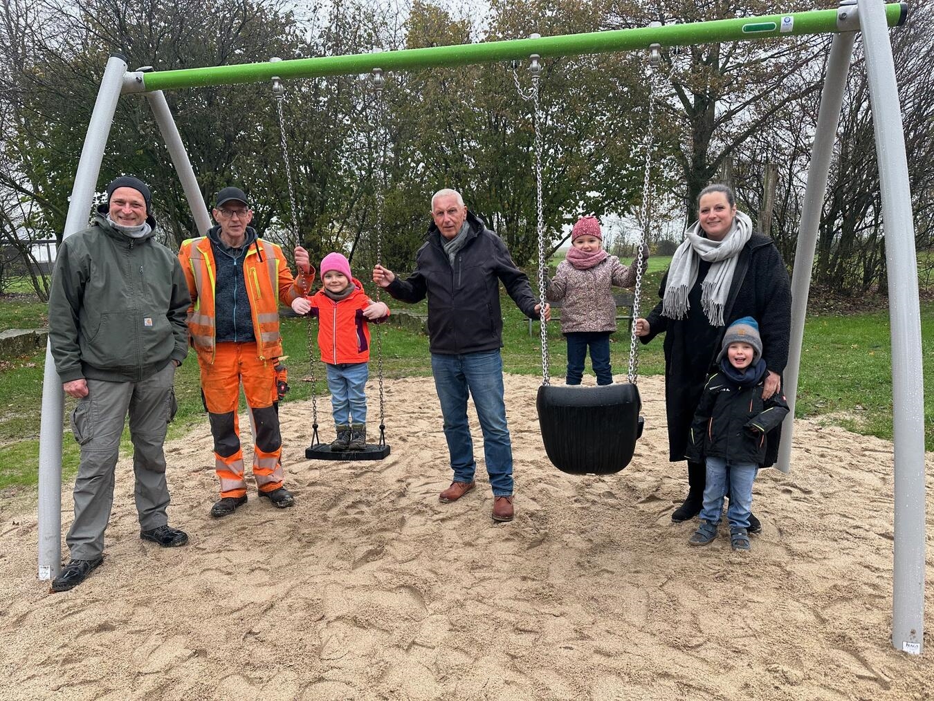 Freuen sich, dass die Kinder Spaß an der neuen Schaukel haben: Michael Panis, Herbert Janßen, Friedhelm Dahl und die Leiterin der Kita Sankt Antonius Hartefeld, Kerstin Madelung (von links). Foto: van Stephoudt