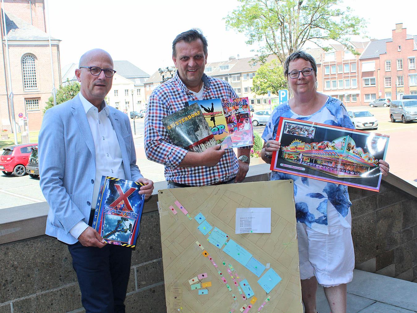 Freuen sich, dass die Kirmes in Emmerich ihr Comeback feiert:(v.l.) Bürgermeister Peter Hinze, Schausteller Dirk Janßen und die für die Kirmesplanung zuständige Gabi Tebaay. NN-Foto: T. Langer