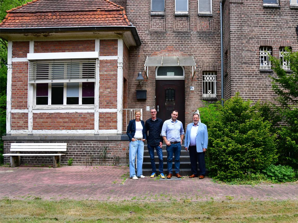 Freuen sich, eine Lösung gefunden zu haben (v.l.): Elke Kotthoff, Tobias Neifeind, Philipp Kehmeier und Holger Höhmann. Foto: Caritasverband Kleve