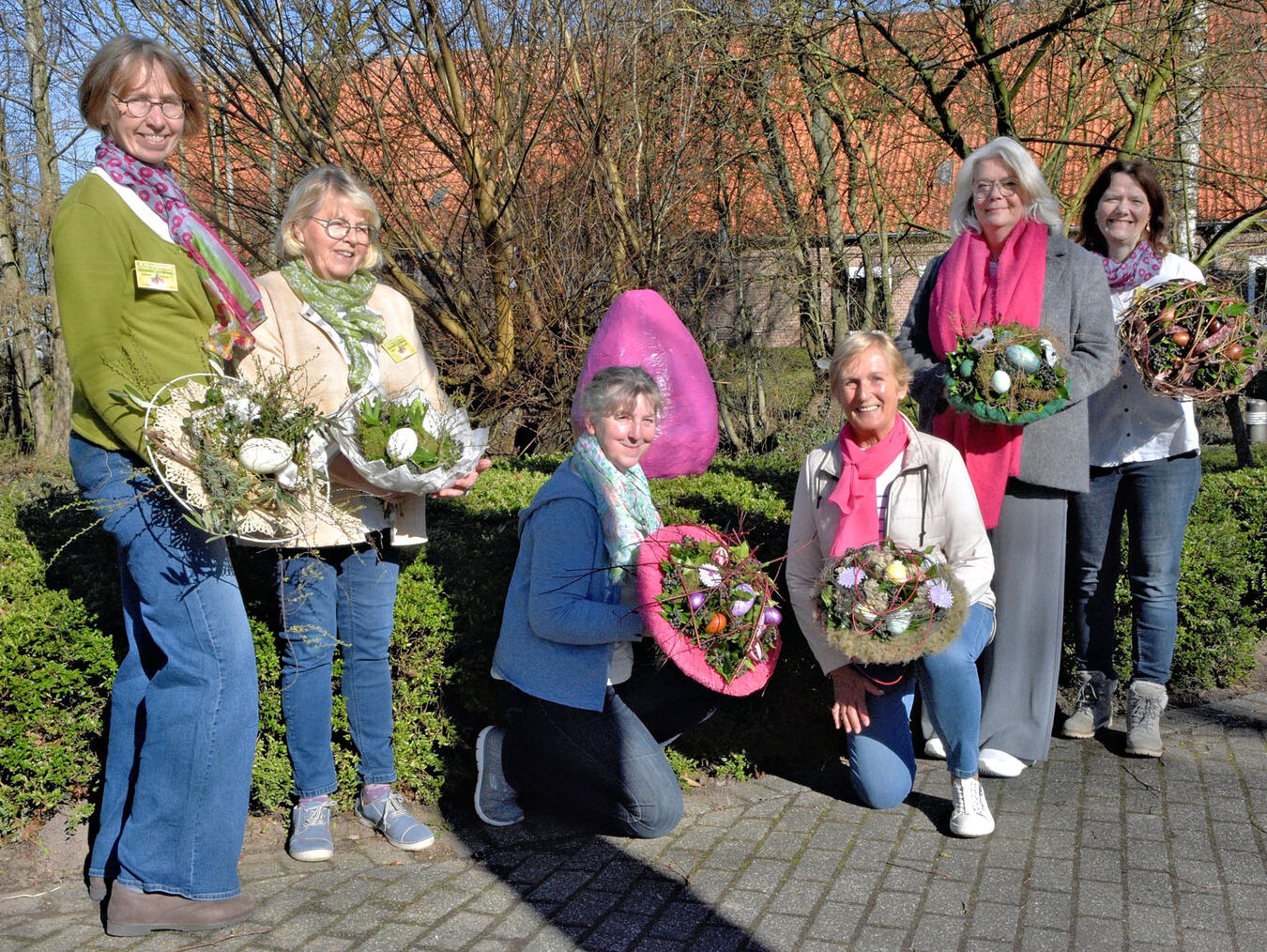 Freuen sich gemeinsam auf den 38. Klever Ostermarkt und zahlreiche Besucher (v.l.): Andrea Schura, Maria Baumann, Hildegard Geurtz, Marlies Wollschläger, Birgit Vingerhoet und Ulla Schulte-Spechtel. NN-Foto: Rüdiger Dehnen
