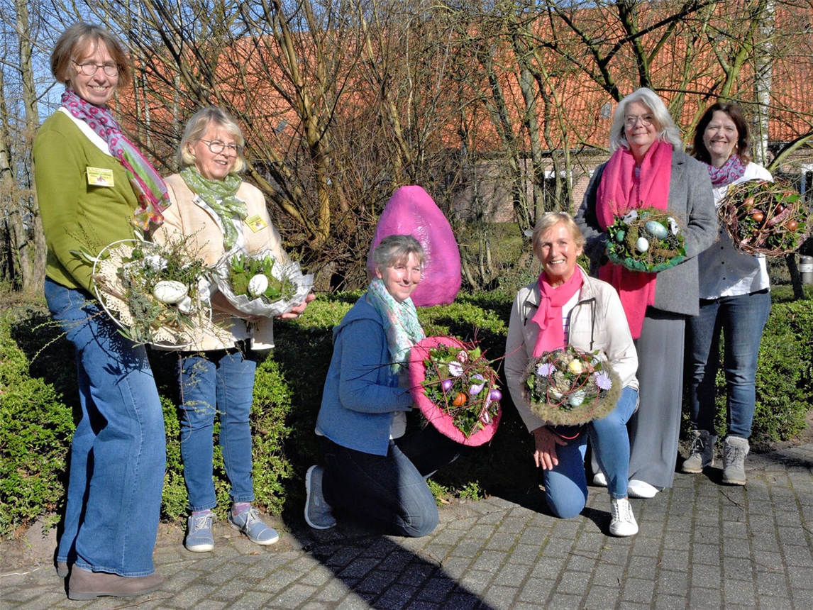 Freuen sich gemeinsam auf den 38. Klever Ostermarkt und zahlreiche Besucher (v.l.): Andrea Schura, Maria Baumann, Hildegard Geurtz, Marlies Wollschläger, Birgit Vingerhoet und Ulla Schulte-Spechtel. NN-Foto: Rüdiger Dehnen