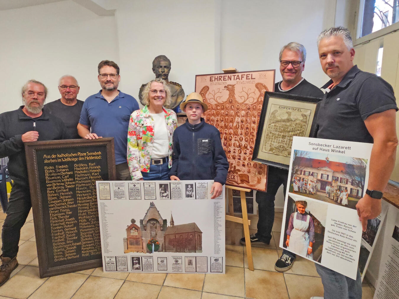 Eine Reise durch die Zeit Freuen sich gemeinsam auf die Ausstellung (v.l.): Veit Scheuermann, Wolfgang Rabsahl, Dieter Baumann, Elisabeth Heekmann-Boßmann, Finn Riedel, Thomas Grütters und Dietrich von Quistorp. NN-Foto: vs