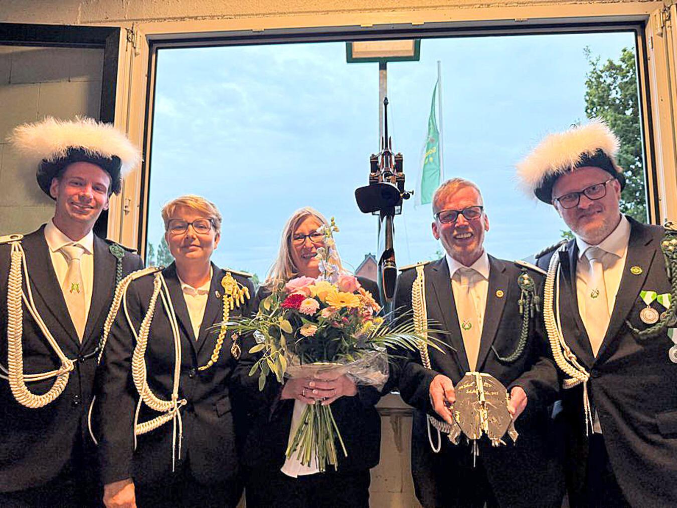 Freuen sich gemeinsam: Henning Ebbers, Carolin Peters, Königin Marina Föhre, König Roland van Kesteren und Thorsten Tönisen.Foto: privat