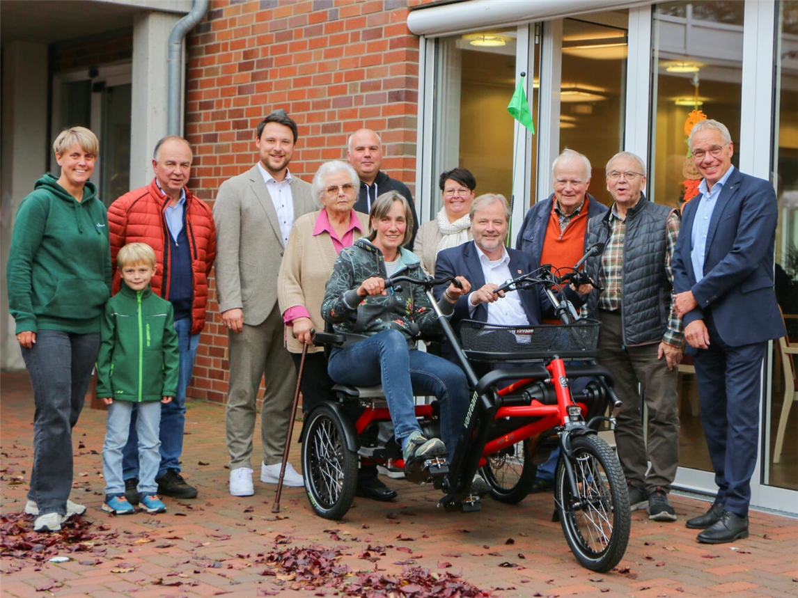 Freuen sich gemeinsam über das neue Tandem (v.l.): Anette und Eric Fröhlich, Heinrich Verhalen, Christian Burokas, Gertrud Laars, Thorsten Pahl, Hausleiterin Susanne Heinrichs, Anke Loefs, Bürgermeister Rainer Weber, Hans-Dieter Kahrl, Walter Kanders und Franz Steenmans. Foto: Caritasverband Geldern-Kevelaer