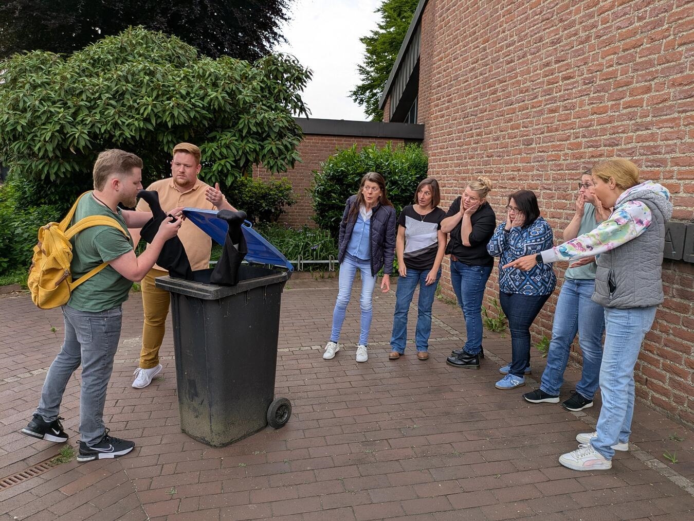 Laienspieltheater Tingel-Tangel: Mit Juwelendieben im Kloster Freuen sich schon auf die Premiere (v. l.): Jan-Gerrit Pontkees, Martin Pontkees, Hedwig Planken, Katrin Altes, Anne Lelie, Andrea Kuypers, Christine Halmans und Ramona Koenen. Foto: privat