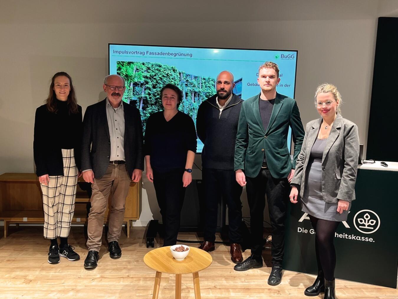 Freuen sich über das Interesse am Infoabend (v.l.): Ina Krüger (Bundesverband GebäudeGrün), Bürgermeister Wolfgang Gebing, Charmaine Haswell (WTM Stadt Kleve), David Meurs (MV²), Benedikt Verheyen (MV²), Kristina Janßen (WTM). Foto: Stadt Kleve