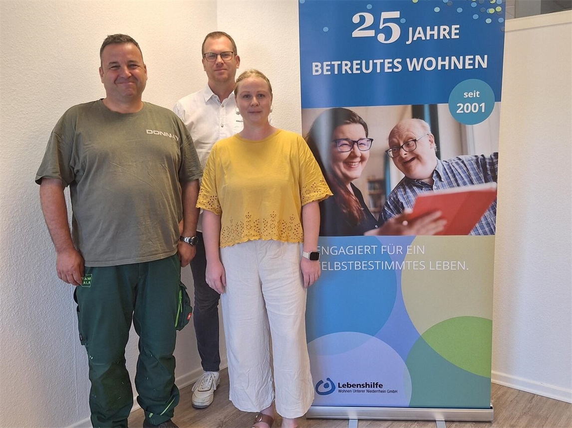 "Maik Skroch, Tobias Lohmann und Kira Loosen feiern Jubiläum, lächelnd bei LHUN-Event"