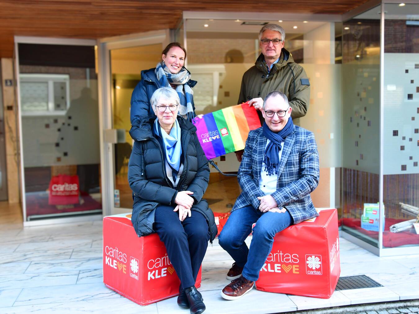 Freuen sich über das neue Büro an der Kapitelstraße 5: Ellen Lukas und Bürgermeister Sebastian Hense (vorne) sowie Anne-Kathrin Lehmann und Michael Becker. Foto: CV Kleve