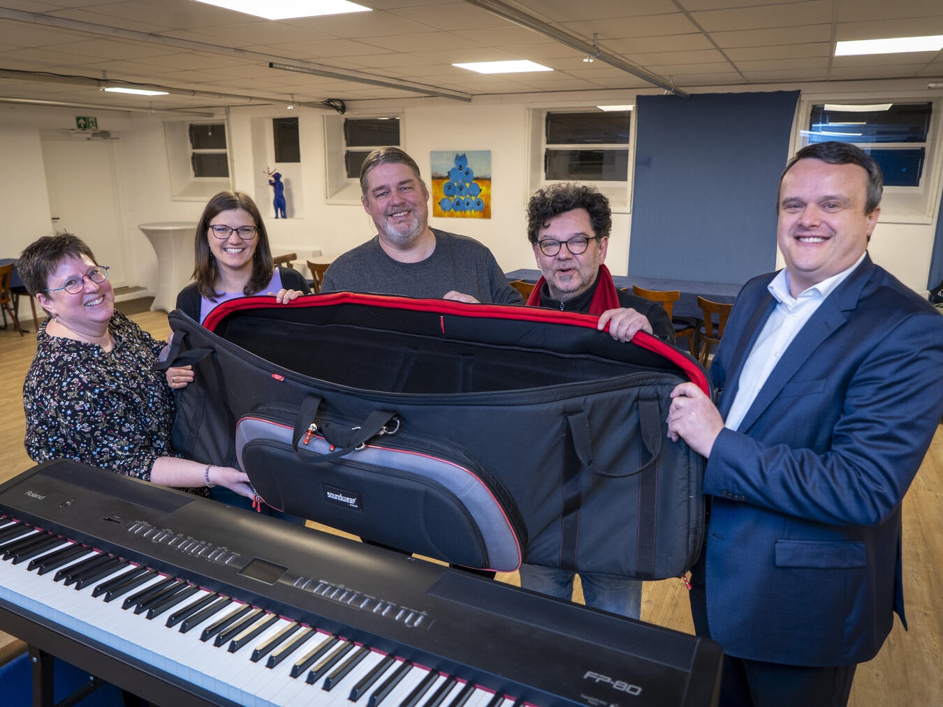 Freuen sich über das neue Equipment: (v.l.n.r.) Michaela Horst (2. Geschäftsführerin), Sarah Böhm (Kassiererin), Frank Buschmeier (Schriftführer), Jakob Stauber (Chorleiter), Michael Janßen (Geschäftsstellenleiter Volksbank Wachtendonk). Foto: Gerhard Seybert