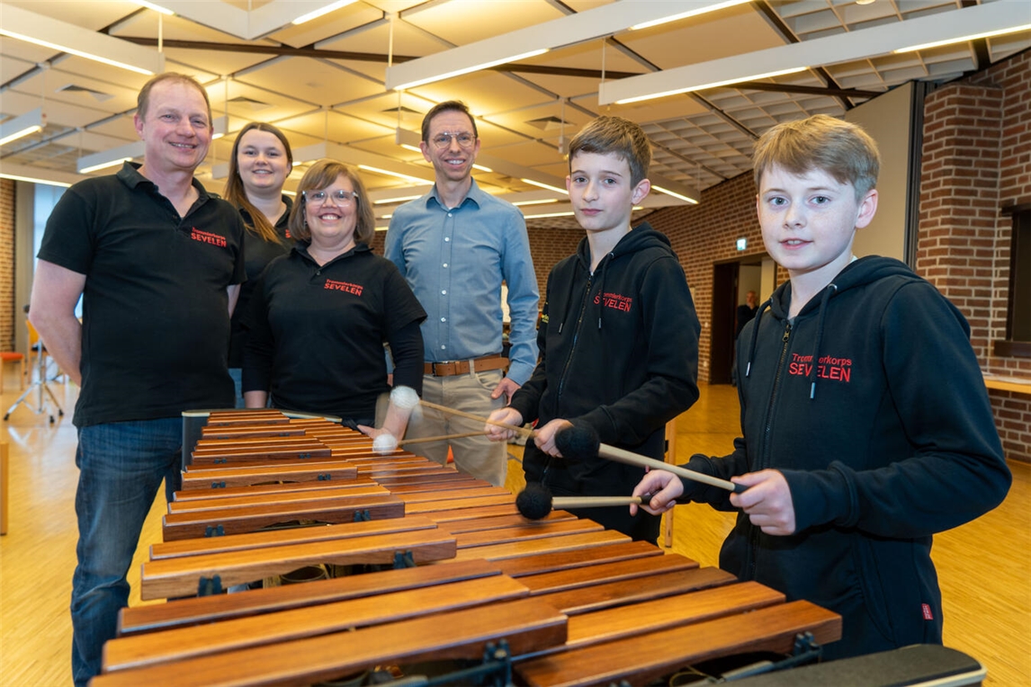 Freuen sich über das neue Instrument: (v.l.n.r.) Stefan Siemons, Lisa Briewig, Carolin Schwevers (1. Vorsitzende), Tobias Hammans (Geschäftsstellenleiter Volksbank Sevelen), Jonas Baumanns und Nils Meier. Foto: Gerhard Seybert