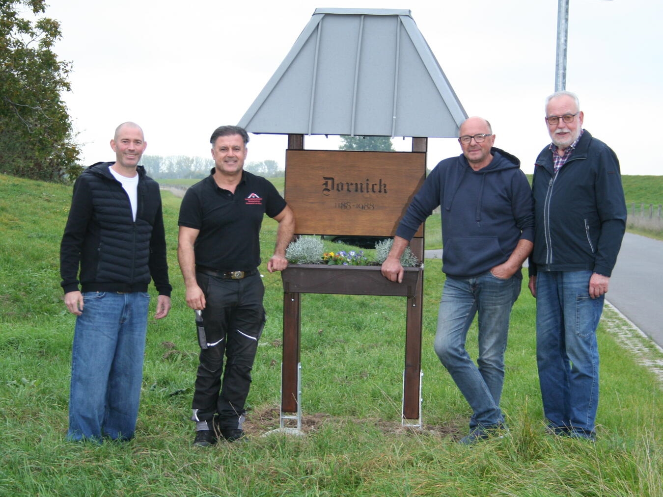 "Gruppe feiert neues Ortseingangsschild Dornick: Fabian Lüdecke, Nevzet Tuku, Kurt Ising, Andre de Schrevel"
