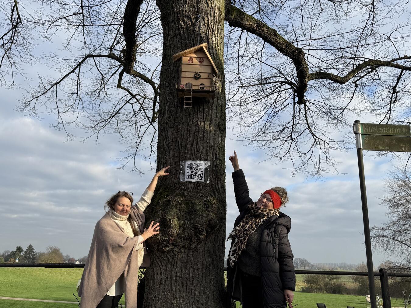 Freuen sich über den Advents-Wichtelbesuch beim Weihnachtspädje und in Rees (v.l.): Sandra Kimm-Hamacher, Wirtschaftsförderung, und Annette Kook, Stadtmarketing. Foto: Stadt Rees