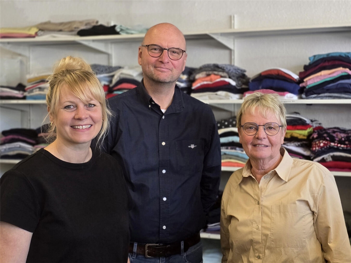 "Katja Hendrix, Andreas Edler und Ellen Rütter feiern Erfolg des FAIRteilers, KleiderFAIRteiler SOS Kinderdorf."