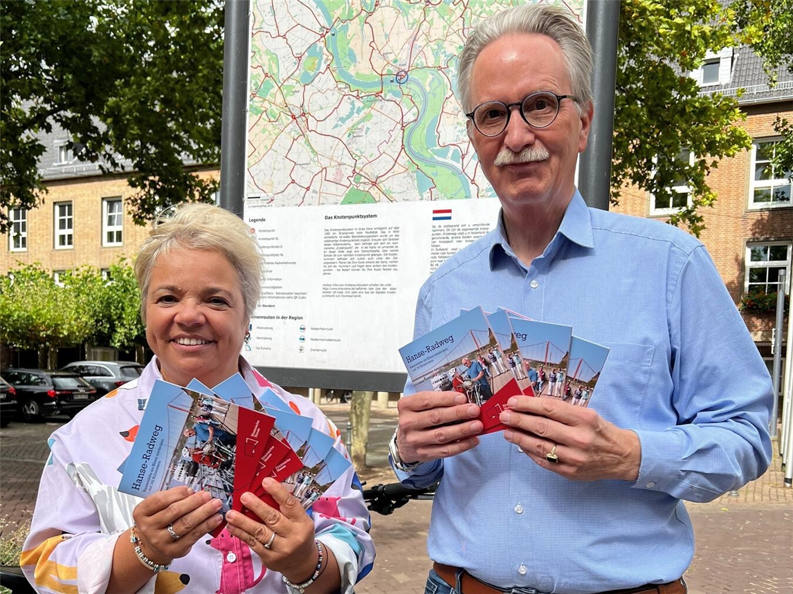 "Rita Betancor und Dr. Veit Veltzke freuen sich über Hanse-Radweg-Aufnahme, Touristeninformation Rees."