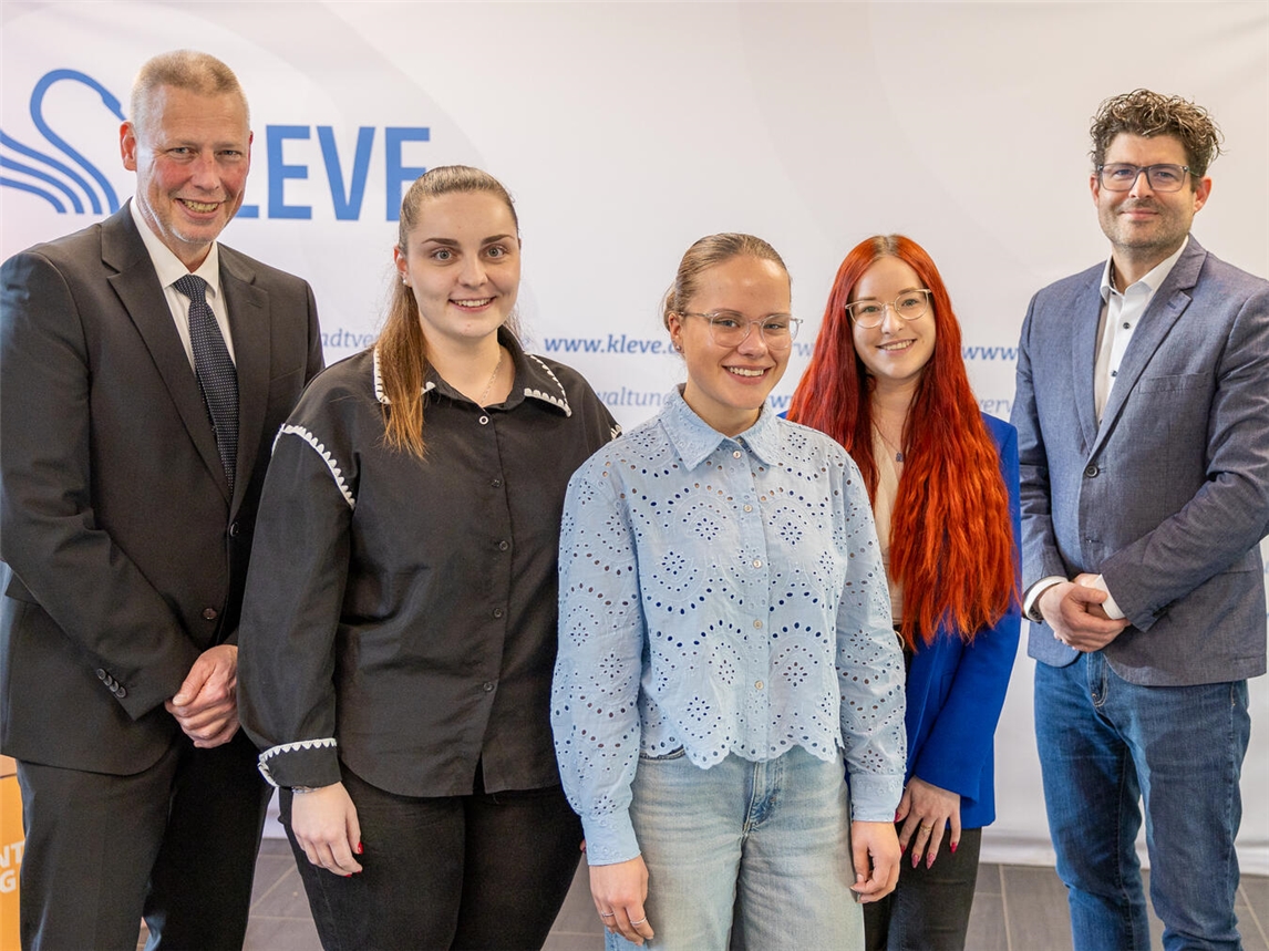 Freuen sich über die bestandenen Prüfungen (v.l.): Bürgermeister Markus Dahmen, Lara Sluiters, Lara Deckers, Ausbildungsleiterin Katharina Bösl, Personalchef Thomas Horster. Foto: Stadt Kleve