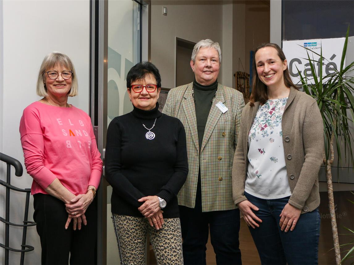 Freuen sich über die erfolgreiche Vermittlung: (v.l.n.r.) Christiane Hoppe, Magdalene Nottinger und Veronika Reile von der ReparierBar sowie Regina Matzke (4.v.l.) vom Freiwilligen-Zentrum Gelderland.Foto: Caritasverband Geldern-Kevelaer