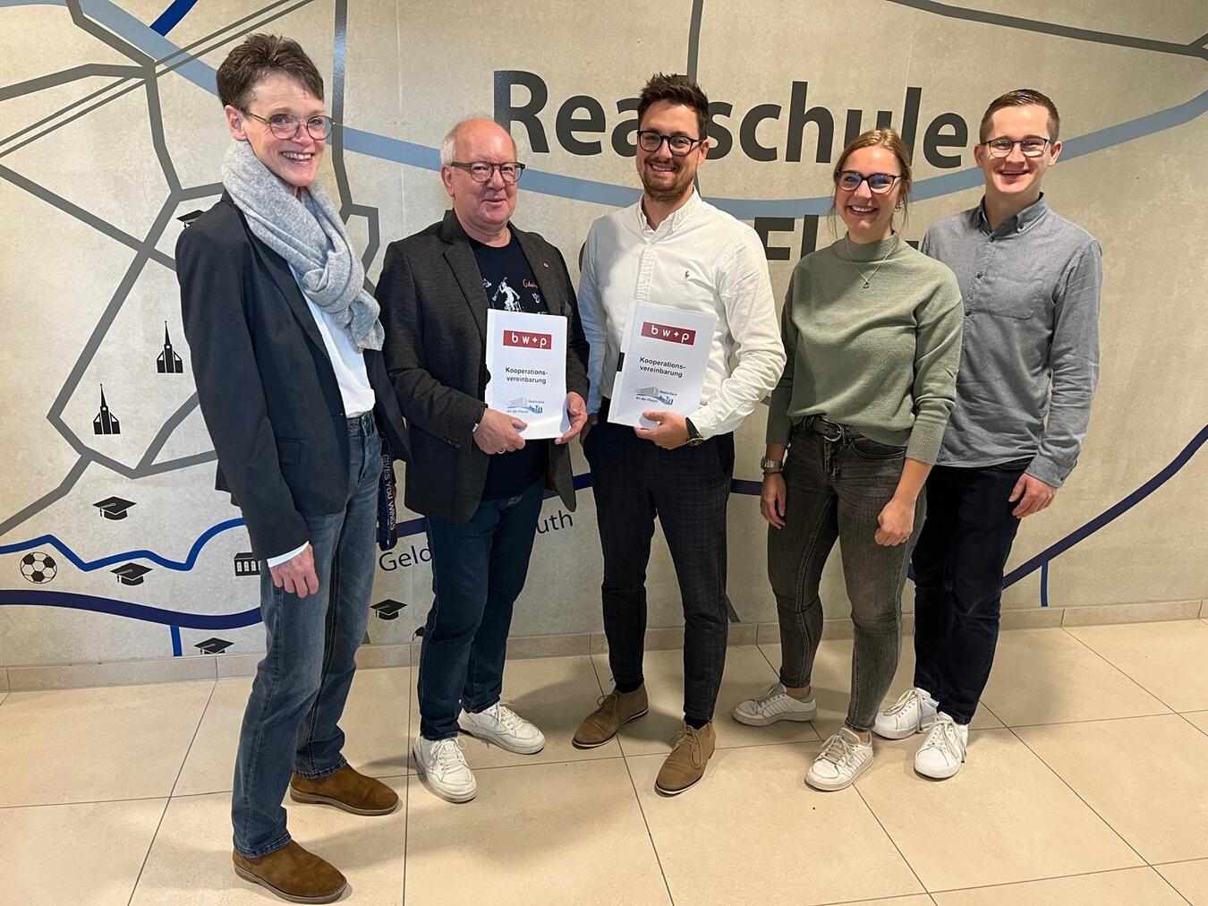 Freuen sich über die erfolgreiche Zusammenarbeit (v.l.): Berufswahlkoordinatorin Susanne Schmidt, Schulleiter Wilfried Schönherr, Steuerberater Jens Bormann und die weiteren Mitglieder des Ausbildungsteams Isabel Wolters und Markus Peerenboom.Foto: privat