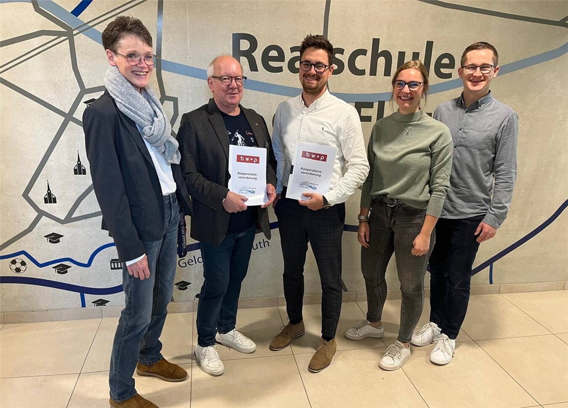 Freuen sich über die erfolgreiche Zusammenarbeit (v.l.): Susanne Schmidt, Wilfried Schönherr, Jens Bormann, Isabel Wolters und Markus Peerenboom. Foto: privat