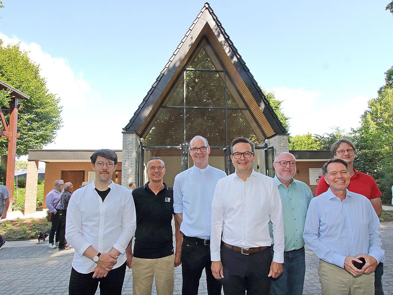 Freuen sich über die Fertigstellung der neuen Friedhofshalle (v.l.n.r.): Ernst-Christian Gerats (Gelderner Baugesellschaft), Georg Kamps (Leiter Stadtgärtnerei), Pfarrer Arndt Thielen, Bürgermeister Sven Kaiser, Ortsbürgermeister Patrick Simon, Thomas Mutz (Geschäftsführer Gelderner Baugesellschaft) und Christian Kronenberg (Leiter des Bereichs Grünflächen und Friedhöfe der Stadt Geldern).NN-Fotos: Theo Leie